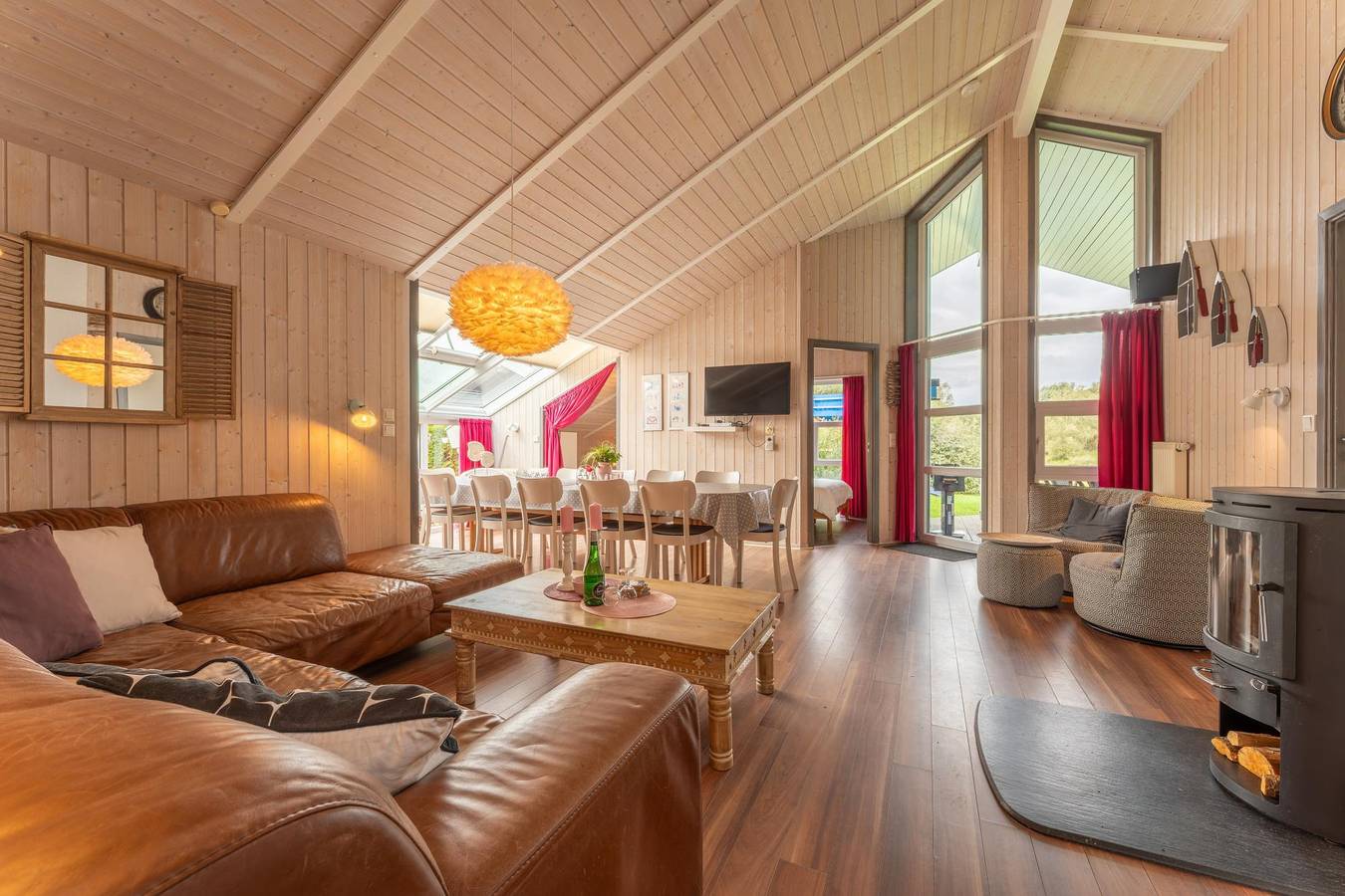 12 Personen Familienferienhaus mit Sauna, Whirlpool, zwei Duschen und Toiletten, Kaminofen und Kanu in 1. Reihe zum See mit wundervollem Seeblick in Otterndorf in Otterndorf, Cuxland