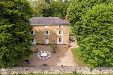 Gîte pour 12 personnes, avec jardin ainsi que piscine et terrasse, animaux acceptés à Saint-Victurnien