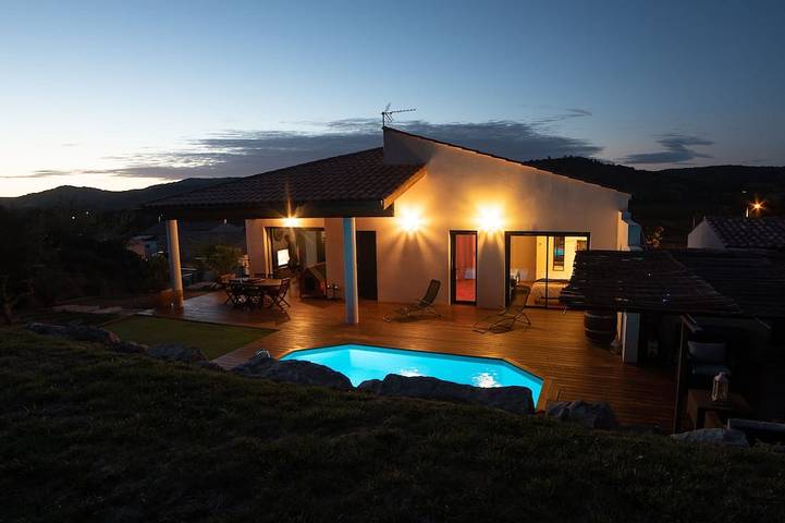 Location de vacances pour 8 personnes, avec jardin et terrasse à Pomas