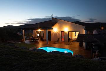Gîte pour 8 personnes, avec terrasse et jardin à Pomas