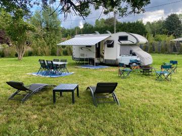 Tente pour 4 personnes, avec jardin et jacuzzi, adapté aux familles dans Île de France