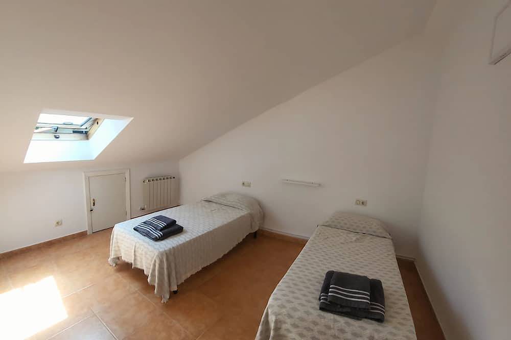 House with swimming pool and private property 15 minutes from Vigo (pet friendly). in Mos (flertydig), Pontevedra  Provins