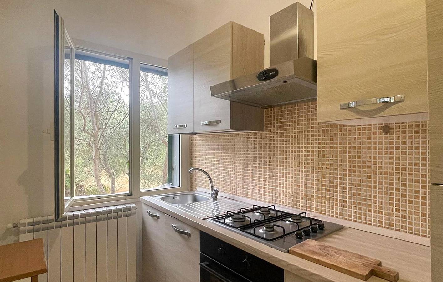 Appartamento intero, Ritiro in riva al mare con giardino, piscina e parcheggio in Vico del Gargano, Gargano
