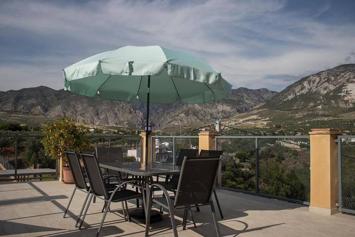 Gîte pour 14 personnes, avec jardin, adapté aux familles à Dúrcal