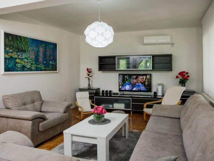 Ferienhaus für 12 Personen, mit Whirlpool und Terrasse sowie Garten, kinderfreundlich