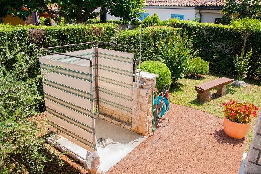 Schönes Ferienhaus mit Terrasse und Gartenblick in Karigador, Umag und Umgebung