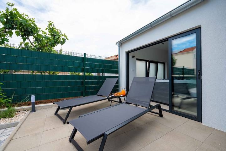 Ferienhaus mit Whirlpool, und Terrasse  in Sukosan, Zadar