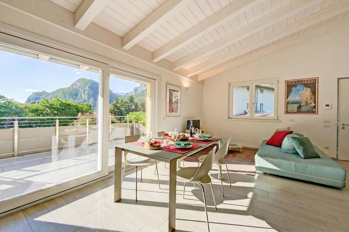Ganze Wohnung, Mirabelle - Apartment with Terrace & Views in Dro, Gardasee-Berge