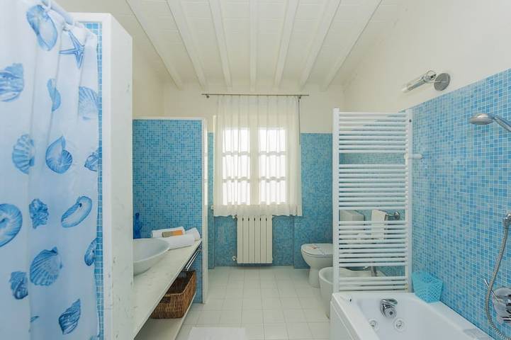 Moderna villa esclusiva, piscina immersa nel verde, dettagli di lusso, relax in Camaiore (Toscana), Riviera Toscana