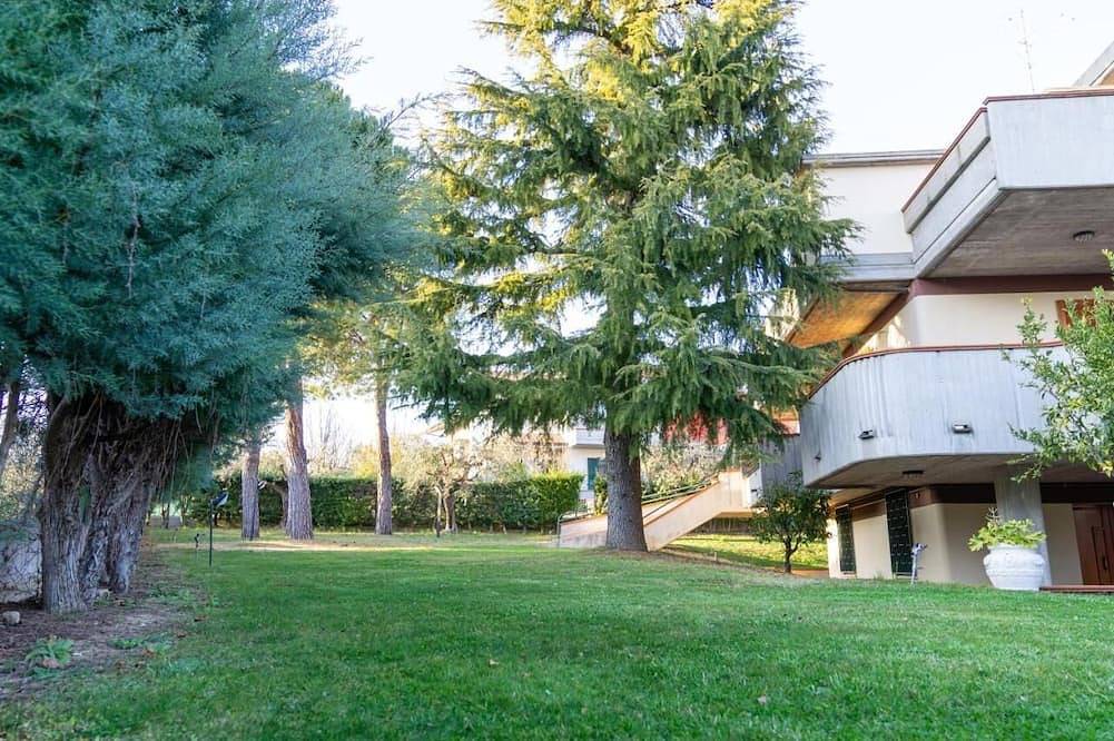Villa Monaco: Double Room in Villa with Pool, Hot Tub in Mosciano Sant'Angelo, Teramo Province