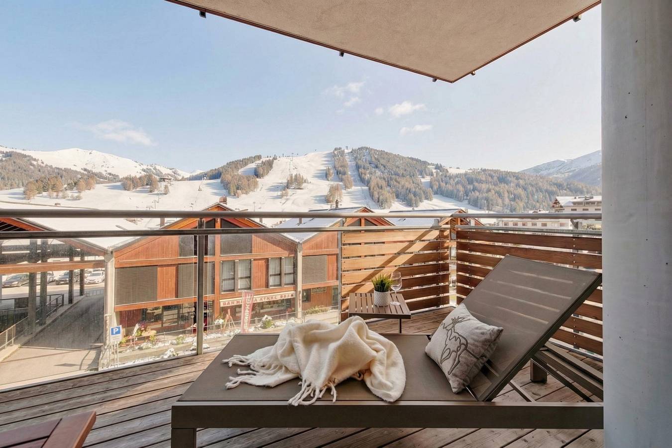 Appartamento intero, Appartamento con vista sulle montagne e parcheggio, vicino agli impianti di risalita e ai ristoranti in Sestriere città, Via Lattea