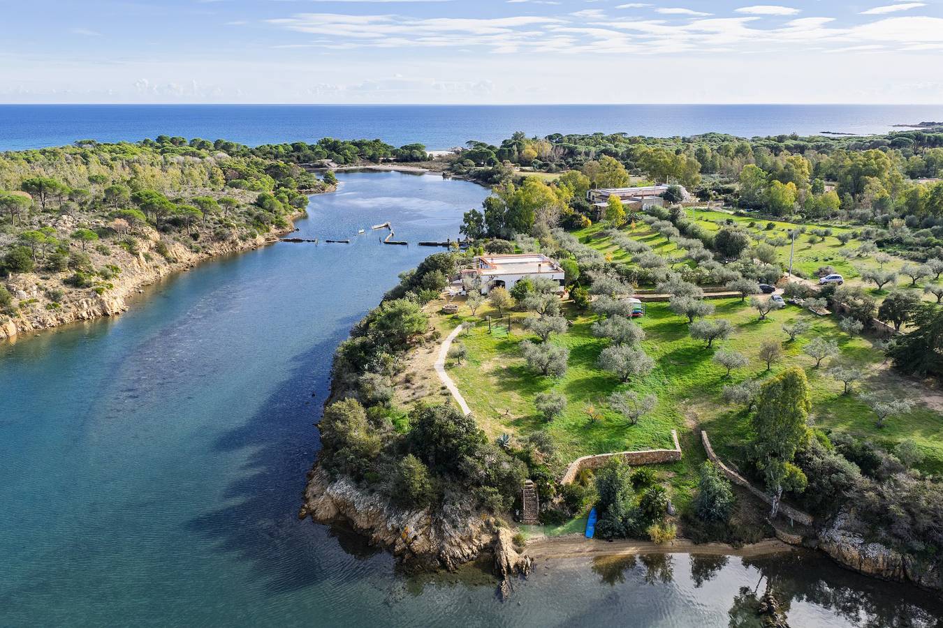 Villa rústica, aire acondicionado y hermoso jardín in Cala Ginepro, Orosei