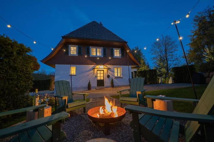 Ferienhaus für 7 Personen, mit Balkon und Whirlpool sowie Terrasse und Garten