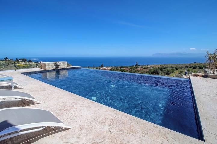 Villa for 5 people, with hot tub and garden as well as sauna, with pets in Scopello