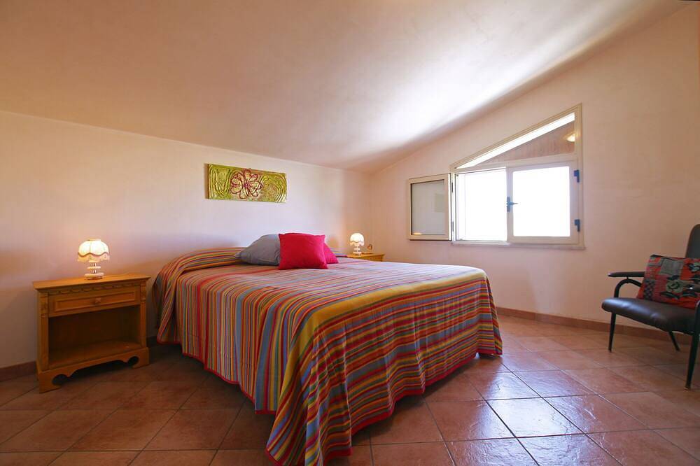 Spacious Villa with Garden, Wifi, A/C, Outdoor kitchen, short walk to the Sea in Piana Calzata, Campofelice di Roccella