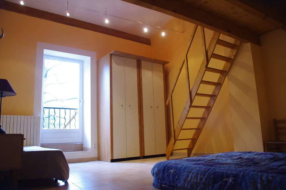 Large detached house with swimming pool, quiet, exceptional site, natural in Bédarieux, Béziers region