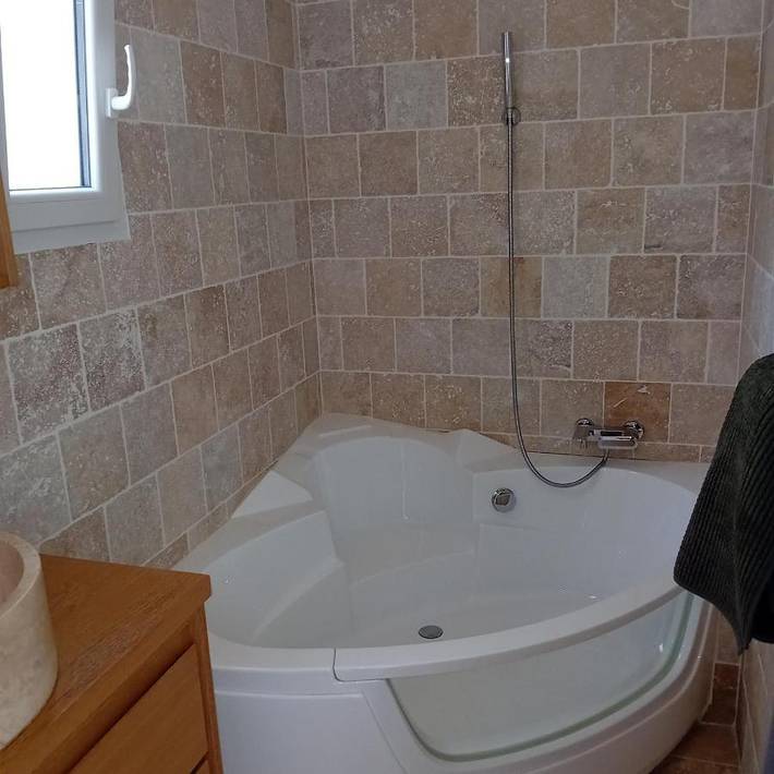 Location de vacances pour 2 personnes, avec terrasse et jardin ainsi que piscine et vue à Le Luc - 3