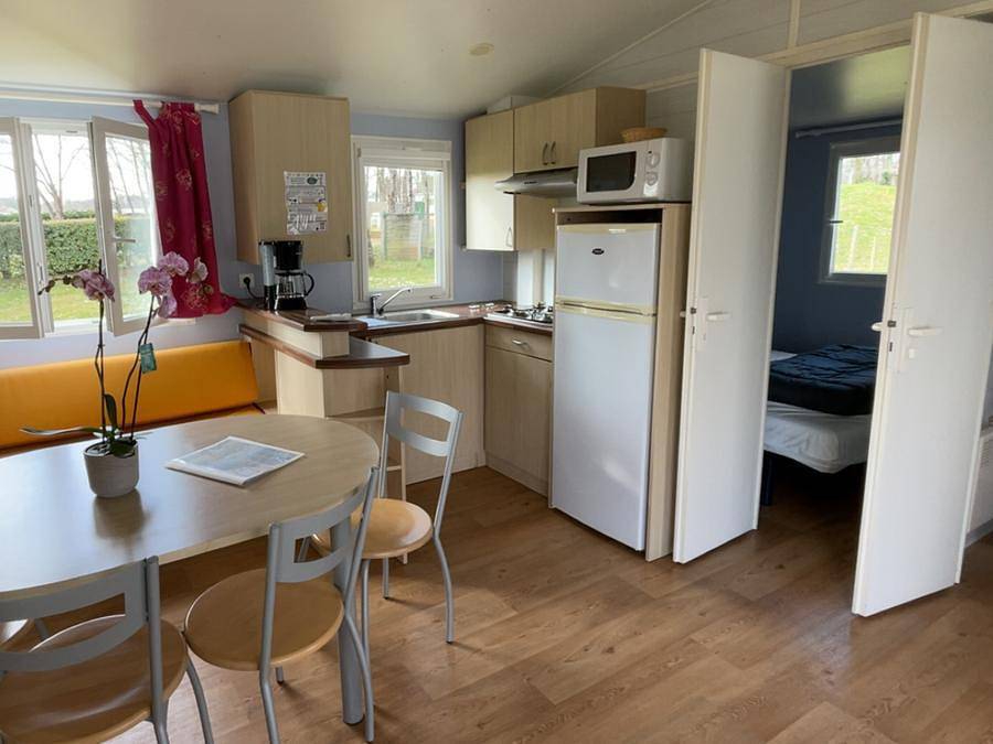 Flower Camping les Nauves - Mobilheim 6 personen - Mobilheim Confort 33,5 m² 3 Zimmer + halbüberdachte Terrasse + Klimaanlage in Belvès, Périgord Noir