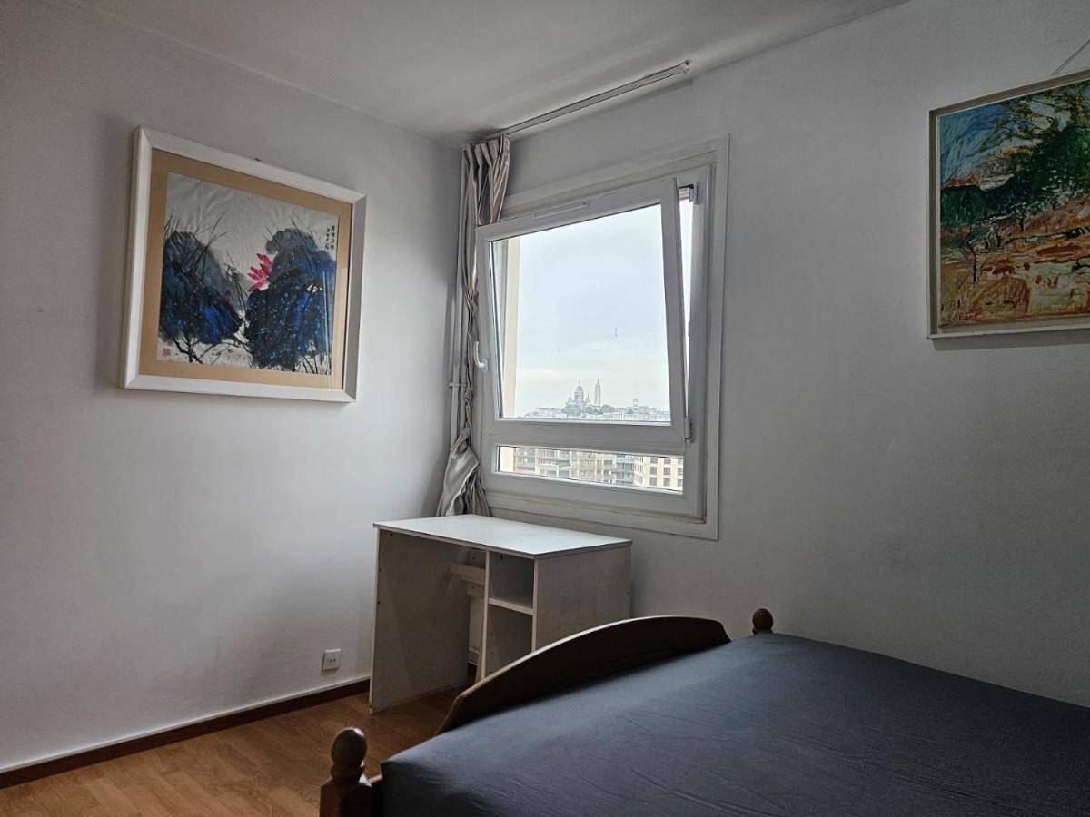 Chambres lumineuses avec vue sur Paris Montmartre in Paris, Ile de France