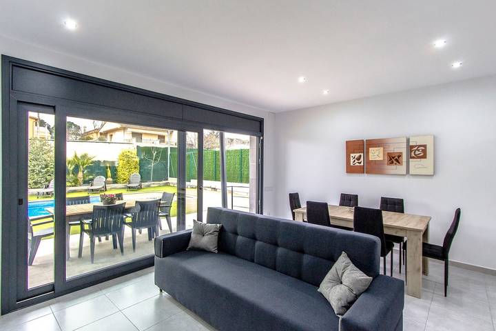 Casa rural para 8 personas, con Balcón además de Terraza y Jardín en Selva - 2