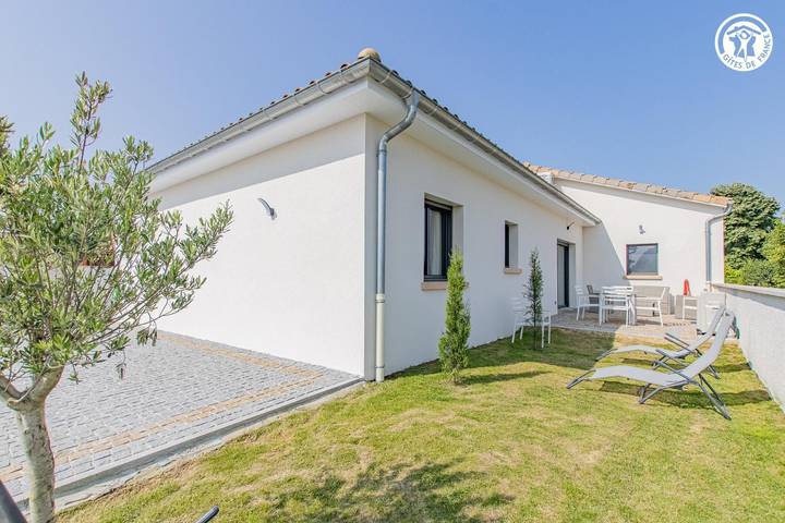 Gîte pour 6 personnes, avec jardin ainsi que terrasse et piscine