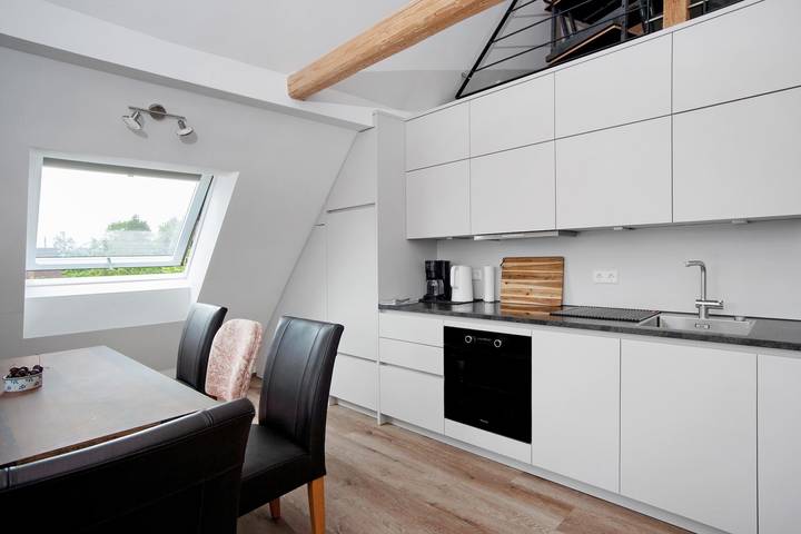 Geheel appartement, Vakantiewoning 'Nieuw Gerenoveerd Dakappartement' met Wlan in Bad Wurzach, Region Bodensee-Oberschwaben