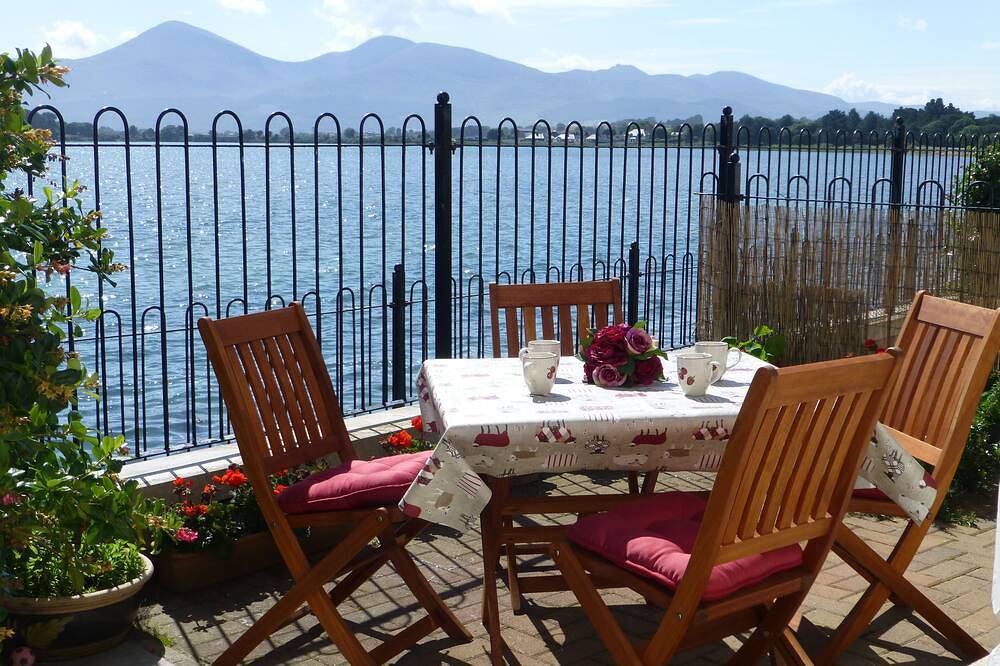 Entire apartment, Luxury Apartment with Spectacular Mountain and Sea Views, The Quay, Dundrum in County Down
