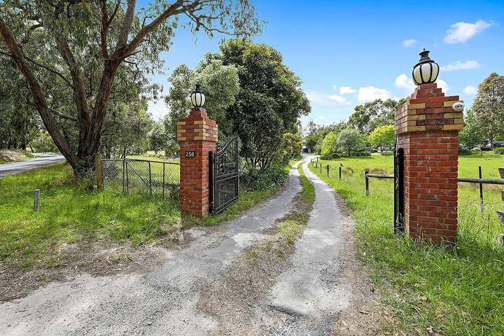 Cottage for 12 people, with balcony and garden, with pets in Eastern Victoria Region