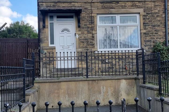 Affordable 2-Bed house for Rent Near Bradford City Center – Budget Accommodation in Bradford, Westliches Yorkshire