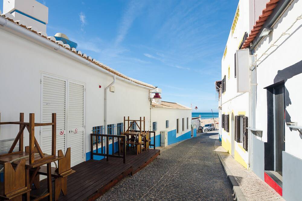 Ganze Wohnung, Frontline Seaview Apartment in Praia da Salema, Naturpark Südwest-Alentejo und Costa Vicentina