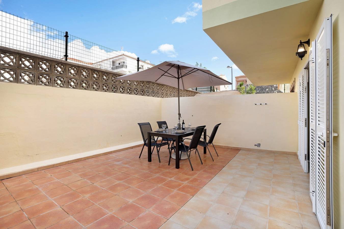 Ganze Wohnung, Ferienhaus "Our Home" mit Gemeinschaftspool, Terrasse und Wlan in Costa del Silencio, Arona