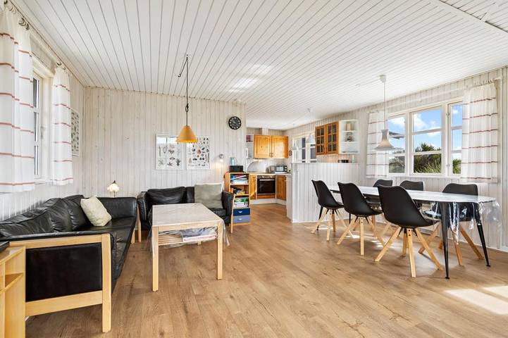 Schönes Ferienhaus in Klegod mit Holzofen und Sauna für 4 Personen in Ringkøbing, Holmsland Klit
