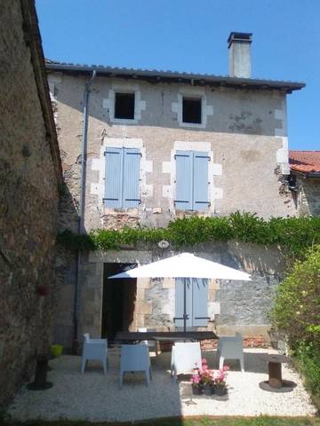 Gîte pour 11 personnes, avec piscine ainsi que vue et jardin à Saulgond