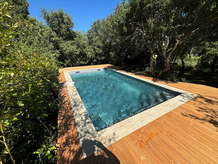 Location de vacances pour 6 personnes, avec Terrasse ainsi que Jardin et Piscine à Labastide-de-Virac