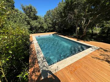 Gîte pour 6 personnes, avec jardin ainsi que terrasse et piscine à Labastide-de-Virac