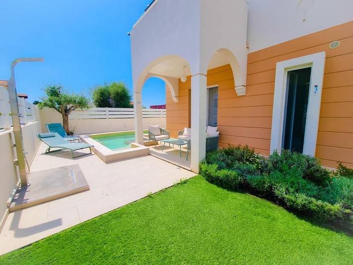 Ferienwohnung für 4 Personen, mit Whirlpool und Terrasse sowie Garten und Pool