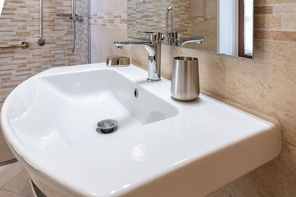 Entire apartment, \"La Picchiera\" 2-room apartment with kitchen and garden, surrounded by vineyards in La Morra, Langhe