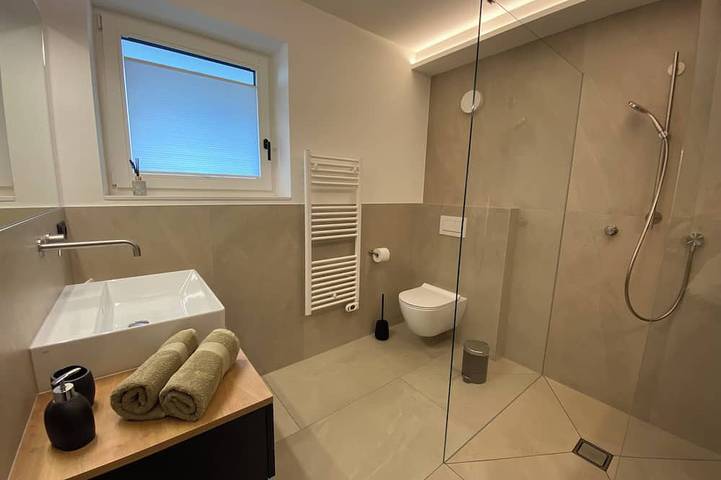 Ganze Wohnung, Moderne Ferienwohnung mit großem Balkon. Nähe Stadtzentrum. in Meran, Texelgruppe