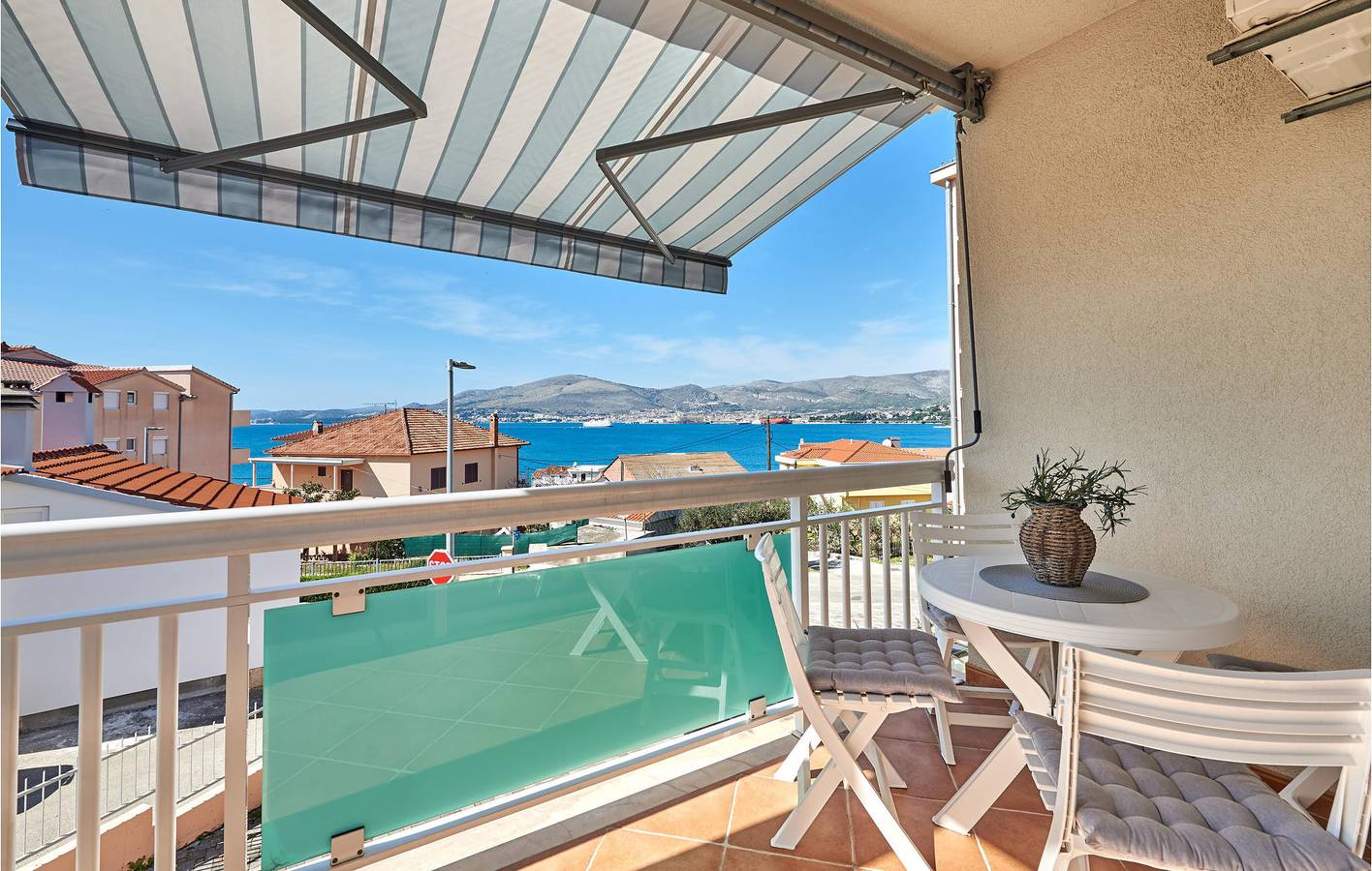 Ganze Ferienwohnung, Ferienwohnung für 4 Personen mit Terrasse in Okrug Gornji, Ciovo