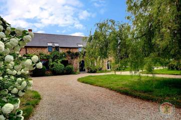 Gîte pour 8 personnes, avec jardin et vue ainsi que sauna et piscine dans Javené