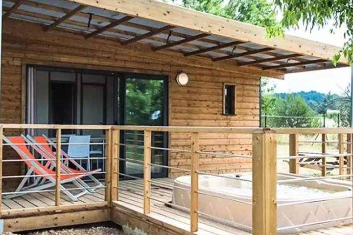 Chalet pour 4 personnes, avec terrasse et piscine