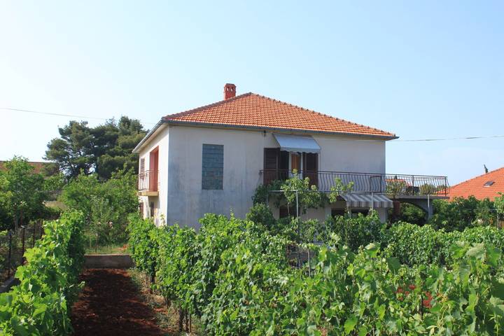 Appartamento intero, Appartamento di tre stanze con terrazzo e vista mare Ugliano - Ugljan -a in Ugliano, Isola di Ugljan