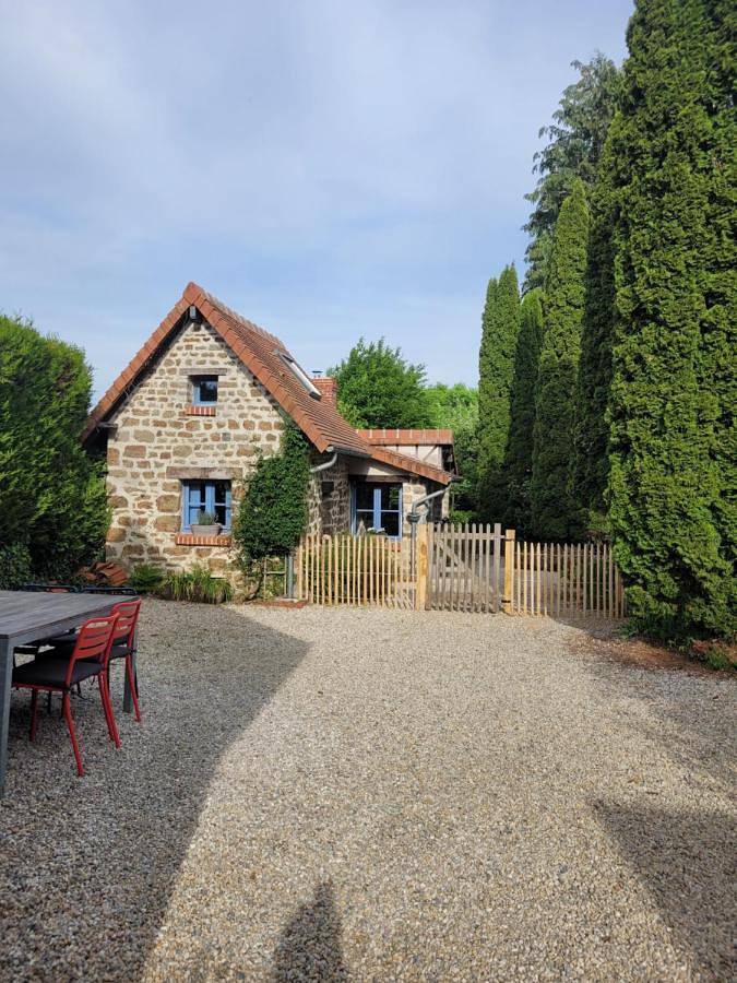Location de vacances pour 3 personnes, avec piscine ainsi que vue et jardin à Saint-Denis-de-Villenette - 2