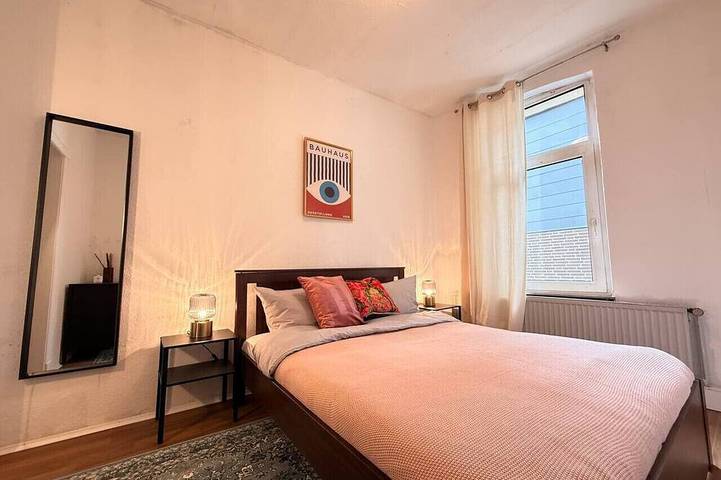 Ganze Wohnung, Elegant 4Br Apartment | Walk to City + Balcony in Oldenburg, Niedersachsen