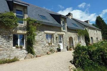 Gîte pour 5 personnes, avec piscine et jardin à Plumelin