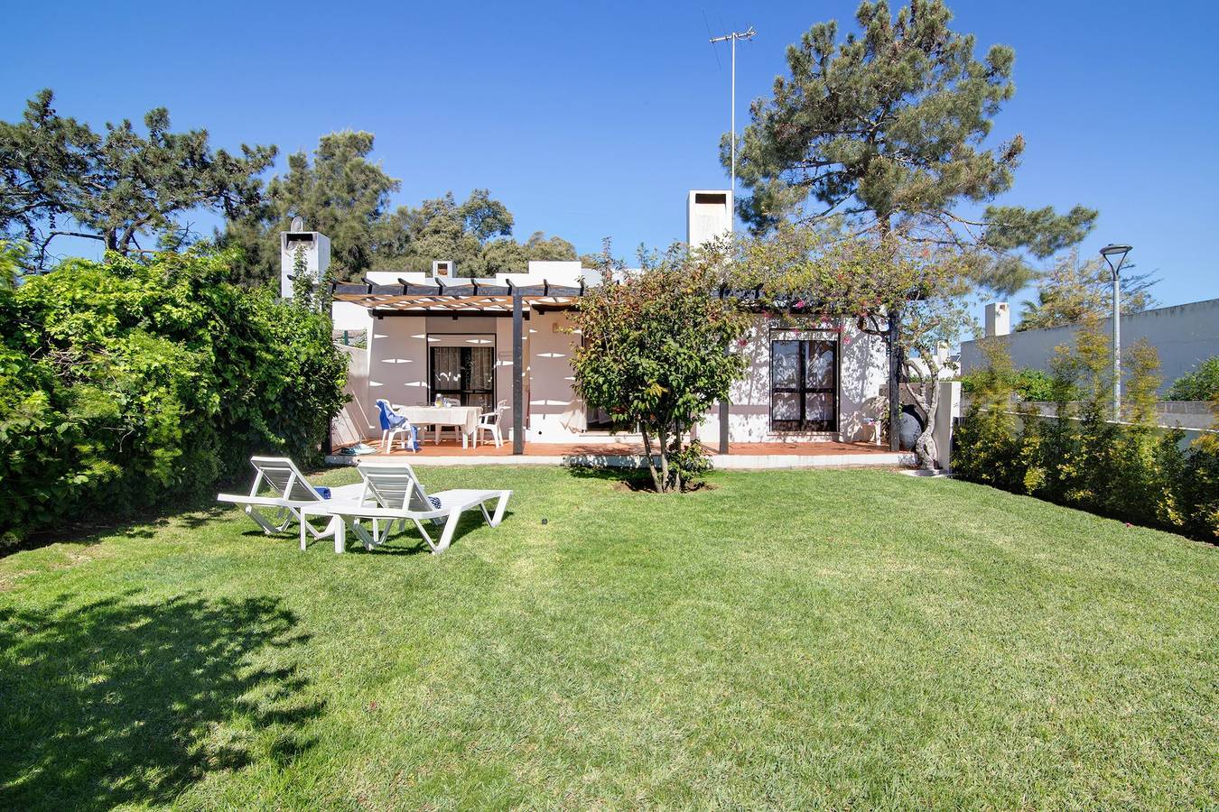 Casa de férias 'Casa Mila' com piscina partilhada, Wi-Fi e ar condicionado in Albufeira, Distrito de Faro