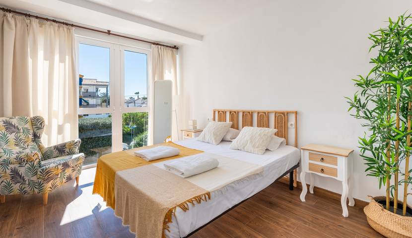 Apartamento entero, Wintowinrentals - Chalet en primera línea de playa. in La Cala del Moral, Rincón de la Victoria