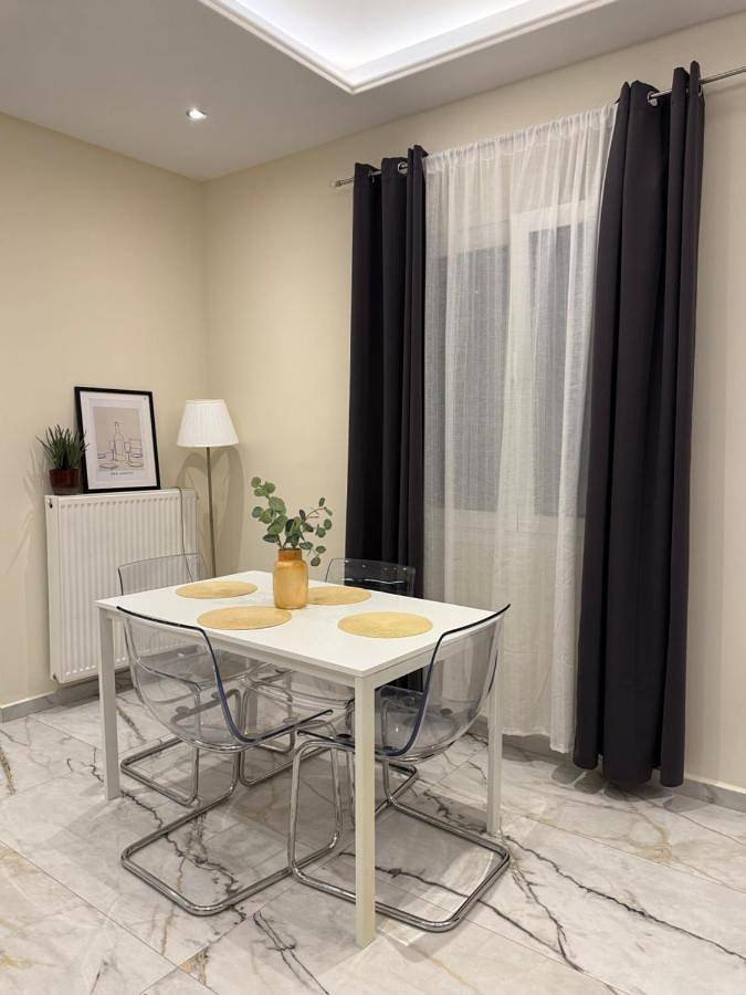 Ganze Wohnung, Two-Bedroom Apartment with Terrace in Athen, Süd-Athen