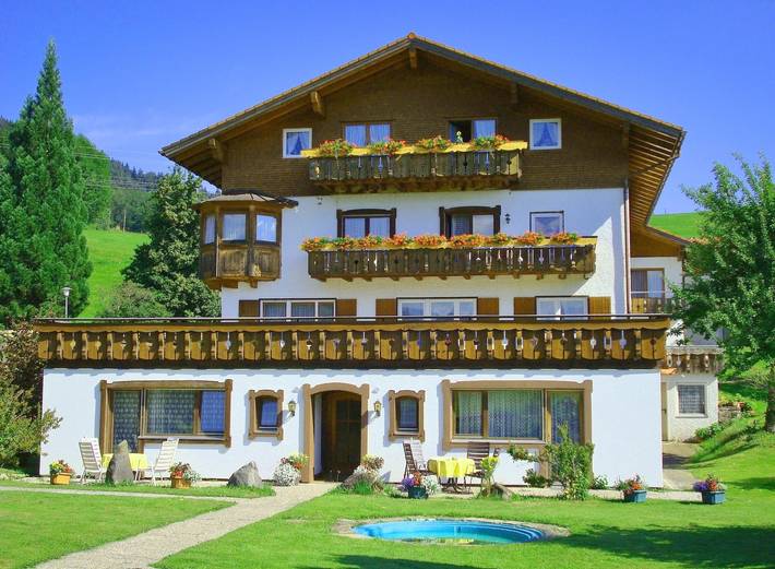 Ferienwohnung für 4 Personen, mit Garten und Sauna sowie Terrasse und Ausblick, mit Haustier im Allgäu