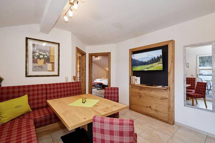 Ferienwohnung für 6 Personen, mit Balkon und Whirlpool sowie Terrasse und Garten